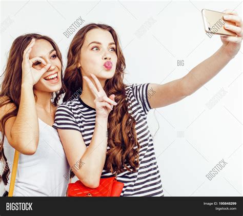 friends selfie poses